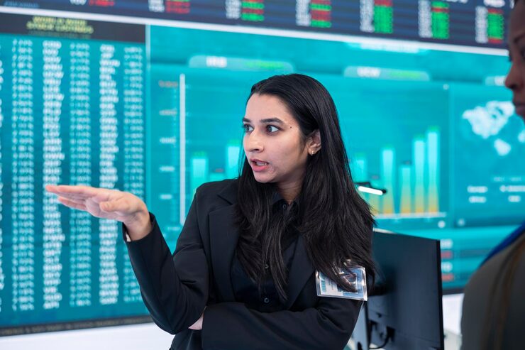 Manager Investor Ensuring Data Management With Infographics 482257 110741
